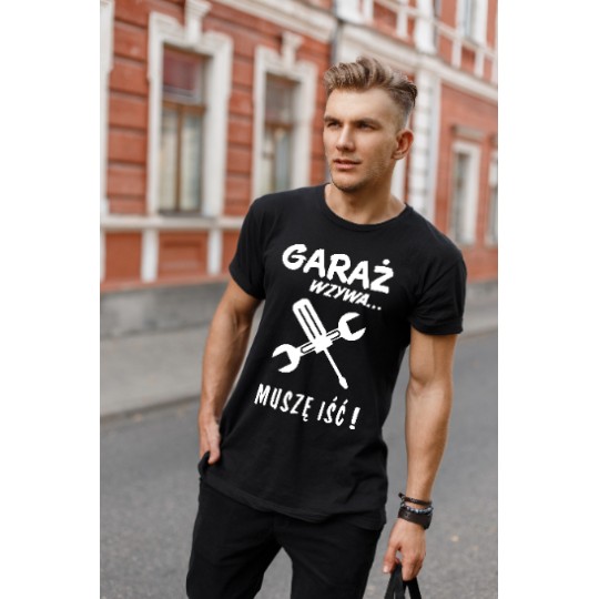 KOSZULKA MĘSKA Z HUMORYSTYCZNYM NADRUKIEM GARAŻ WZYWA KOSZULKA MĘSKA Z HUMORYSTYCZNYM NADRUKIEM GARAŻ WZYWA