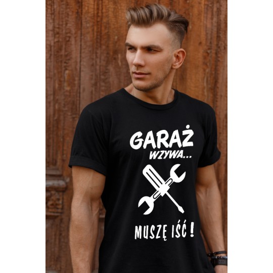 KOSZULKA MĘSKA Z HUMORYSTYCZNYM NADRUKIEM GARAŻ WZYWA KOSZULKA MĘSKA Z HUMORYSTYCZNYM NADRUKIEM GARAŻ WZYWA