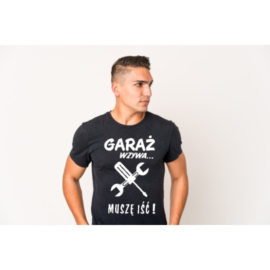 KOSZULKA MĘSKA Z HUMORYSTYCZNYM NADRUKIEM GARAŻ WZYWA KOSZULKA MĘSKA Z HUMORYSTYCZNYM NADRUKIEM GARAŻ WZYWA