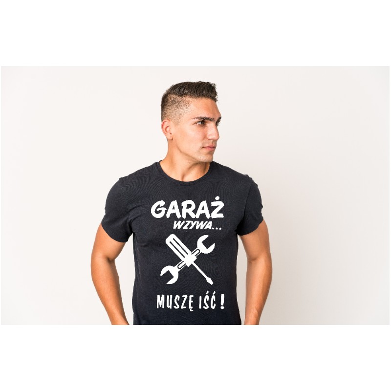 KOSZULKA MĘSKA Z HUMORYSTYCZNYM NADRUKIEM GARAŻ WZYWA