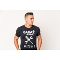 KOSZULKA MĘSKA Z HUMORYSTYCZNYM NADRUKIEM GARAŻ WZYWA KOSZULKA MĘSKA Z HUMORYSTYCZNYM NADRUKIEM GARAŻ WZYWA
