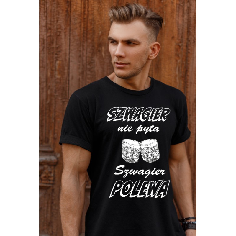 KOSZULKA MĘSKA Z HUMORYSTYCZNYM NADRUKIEM SZWAGIER NIE PYTA SZWAGIER POLEWA