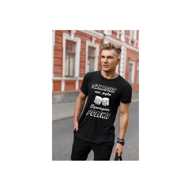 KOSZULKA MĘSKA Z HUMORYSTYCZNYM NADRUKIEM SZWAGIER NIE PYTA SZWAGIER POLEWA