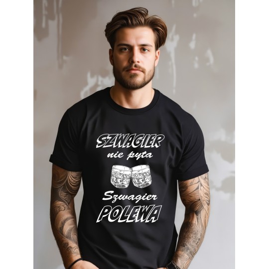 KOSZULKA MĘSKA Z HUMORYSTYCZNYM NADRUKIEM SZWAGIER NIE PYTA SZWAGIER POLEWA