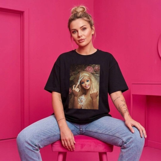 KOSZULKA Z BARBIE CZARNA OVERSIVE GRUBA MEM DISGUSTED DOLL FACE