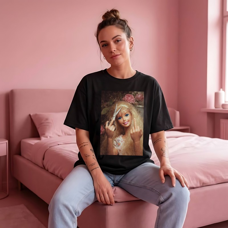 KOSZULKA Z BARBIE CZARNA OVERSIVE GRUBA MEM DISGUSTED DOLL FACE